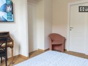 Stanza spaziosa in affitto in appartamento con 2 camere...