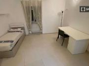 Stanze in affitto in appartamento con 4 camere da letto...