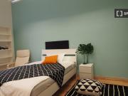 Stanze in affitto in appartamento con 6 camere da letto...