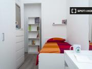 Stanze in affitto in appartamento con 6 camere da letto...