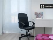 Stanze in affitto in appartamento con 6 camere da letto...