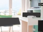 Stanze in affitto in appartamento con 6 camere da letto...