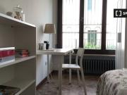 Stanze in affitto in appartamento con 9 camere da letto...