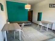 Camera condivisa in appartamento con 12 camere da letto...