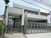 Industrial Modern 2 Storey Home • Spacious, Minimalist,...