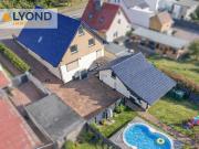 Stilvoll modernisiert: Zweifamilienhaus mit Pool und...