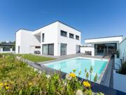 Stilvolle Villa mit architektonischen Details in Seenähe