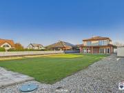 Stilvolle Villa mit gepflegtem Garten und großzügiger Garage