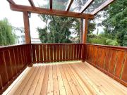 Stilvolle Wohnung mit großzügiger Holzterrasse und Blick...