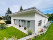 Stilvoller Neubau Bungalow mit Stil & Garten Wohnen auf...