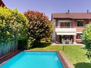 Stilvolles Doppeleinfamilienhaus mit beheiztem Pool und...