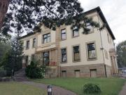 Stilvolles Ensemble aus Schule & Mehrfamilienhaus auf...