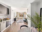 Streamlined apartment in resort style building / 5 mins...