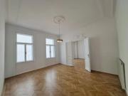 Stuck, Kachelofen, Flügeltüren: Altbauliebe mit Klopfbalkon