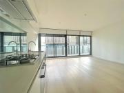 Studio apartment with 1 pallet car space for rent...