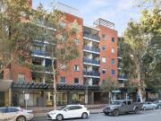 Studio apartment with secured parking space in Surry Hills