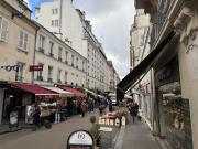 Studio dernier étage avec ascenseur Coeur rue de Levis Paris