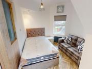 Studio flat for rent in Cardigan Road, Hyde Park, Leeds, LS6