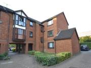 Studio flat for rent in Farriers Road Epsom KT17