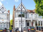 Studio flat for rent in Fox Lane Palmers Green London N13
