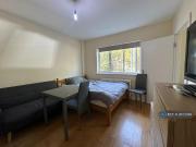 Studio flat for rent in Holders Hill Crescent, London, NW4