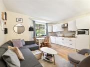 Studio flat for rent in Lower Addison Gardens, Holland...