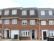 Studio flat for rent in Regency Close Chigwell IG7