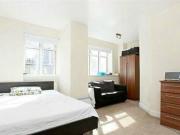 Studio flat for rent in Warren Court NW1