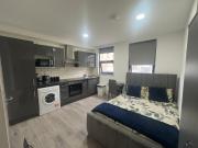 Studio Flat In Mile End Road