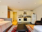 Studio Flat Just 5 Mins Walk South Wimbledon Tb St