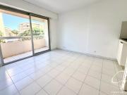 Studio lumineux avec balcon – 3ème étage avec ascenseur...