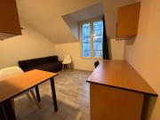 Studio meublé situé au dernier étage avec ascenseur...