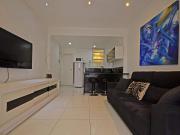 Studio moderno com vista lateral para o mar na quadra da...