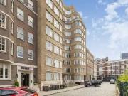 Studio to rent in Charterhouse Square, London EC1M