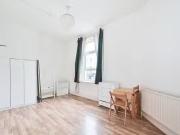 Studio to rent in Kilburn High Road, Kilburn, London NW6