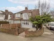 Studio to rent in Park Avenue, Hounslow TW3