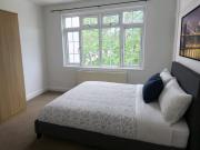 Stunning 2 bed flat 5mins from balham + balcony