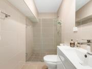 Stunning 2 bed rooms apartment with 2 car spaces in Lane...