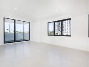 Stunning 2 Bedroom Apartment overlooking Canal