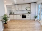 Stunning 3 Bedroom House Private Garden & Drive