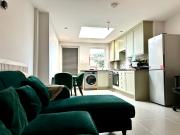 Stunning 4 Bedroom House near Canary Wharf + DLR