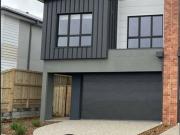 Stunning 4 bedroom townhouse in Maplestone Estate Sunbury