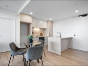 STUNNING APARTMENT IVANHOES BEST APARTMENT BUILDING!