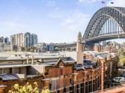 STUNNING APARTMENT WITH SWEEPING HARBOUR AND CITY VIEWS