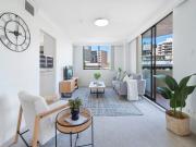 Stunning Bright and Sunny City Pad! 50 metres from Surry...