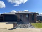 Stunning Family Home: 4 Bedroom 2 Bathroom 2 Living