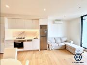 Stunning Fully Furnished 2 Bedrooms Opposite Albert Park...