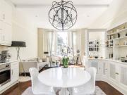 Stunning, high ceiling, garden & private parking