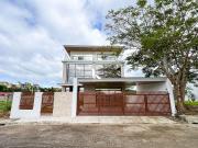 Stunning Modern Contemporary House with Overlooking View...