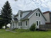 Stunning Newly Renovated Rental – 2Bed +Den / 1.5 Bath –...